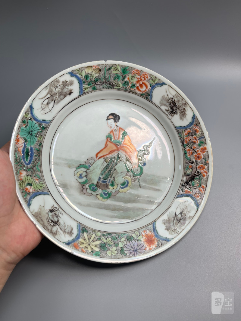 清康熙   五彩花卉锦地墨彩开光“仕女仙游”图折沿盘 - 图7